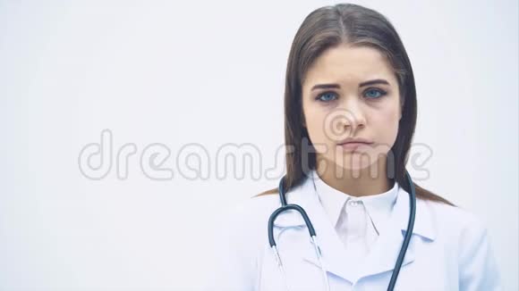 疲惫的年轻女实习生摘下听诊器看着镜头心烦意乱视频的预览图