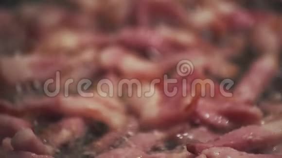 专注于美味的熏肉在油中烘焙视频的预览图