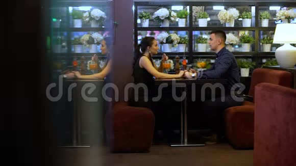 夫妻在餐厅聊天视频的预览图