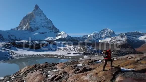 独奏旅行者在山脊上徒步旅行视频的预览图