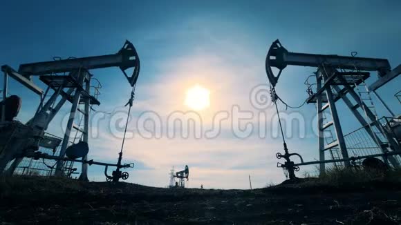 几台榨油机能源石油天然气燃油抽油机石油工业石油工业石油部门视频的预览图