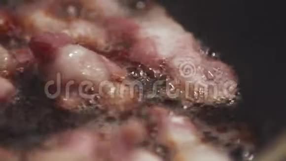 在油中炒制切碎的熏肉视频的预览图