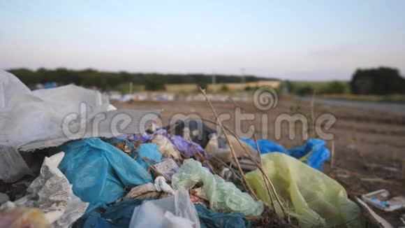 关闭垃圾场集中在农村的前景垃圾倾倒在露天和免费提供的地方视频的预览图