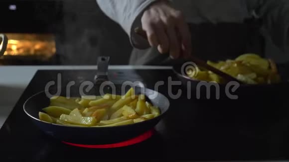 女人在家里用平底锅煎土豆视频的预览图