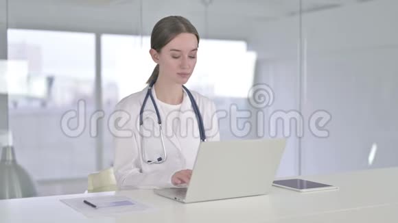 失望的年轻女医生在办公室做大拇指视频的预览图