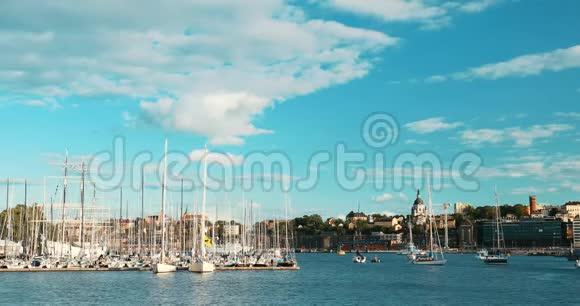 瑞典斯德哥尔摩在阳光明媚的一天在夏季帆船比赛期间与许多有着多种动力的游艇相撞视频的预览图