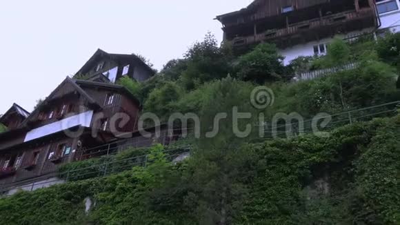 传统民居建筑和建筑在阿尔卑斯山山村Hallstatt低角度淘拍一个著名的地方视频的预览图