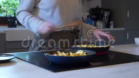 女人在家里用平底锅煎土豆视频的预览图