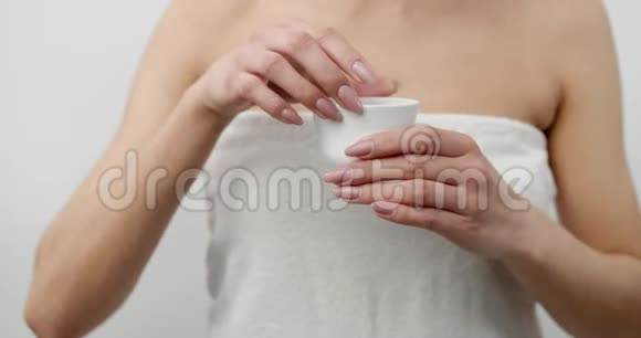 穿浴巾的女人开奶油罐视频的预览图