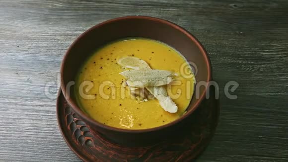 从黄色奶油汤中放大配上蘑菇和干面包视频的预览图