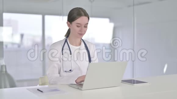 一位严肃的年轻女医生用手指说不视频的预览图