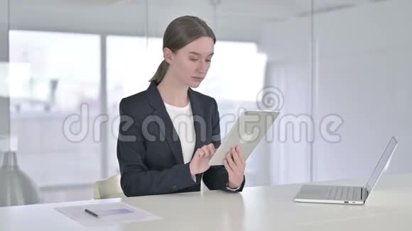 年轻女商人在办公室的桌上做视频聊天视频的预览图