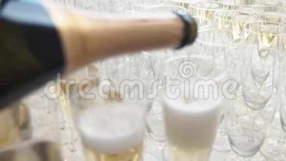 许多人装满了香槟酒杯视频的预览图