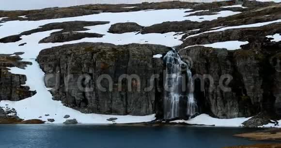 挪威Aurlandsfjellet路瀑布Flotvatnet在春天的雪景挪威夏季风景公路视频的预览图