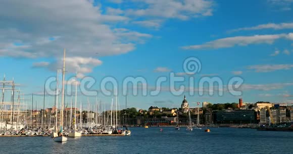 瑞典斯德哥尔摩在阳光明媚的一天在夏季帆船比赛期间与许多有着多种动力的游艇相撞视频的预览图