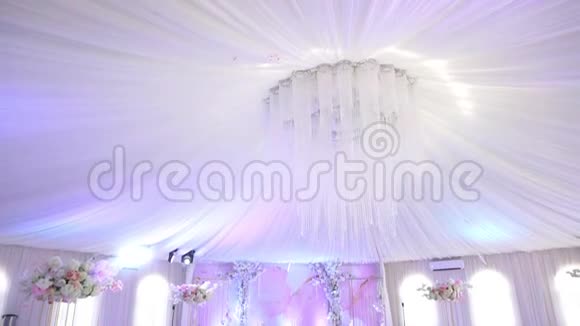 宽敞的白色大房间供婚宴使用视频的预览图