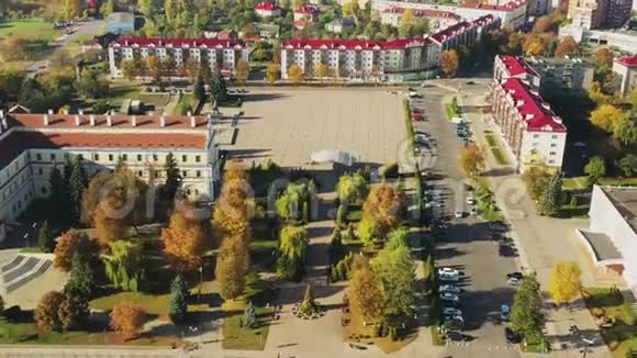 白俄罗斯布列斯特地区宾斯克秋天的早晨宾斯克城市景观天际线鸟瞰住宅区及视频的预览图
