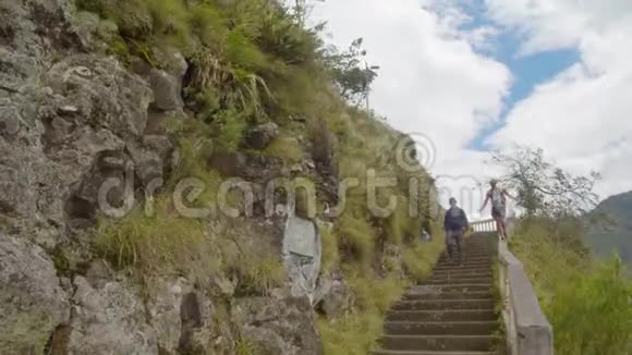 一位成年观光客走在沿着一座山的栏杆上视频的预览图
