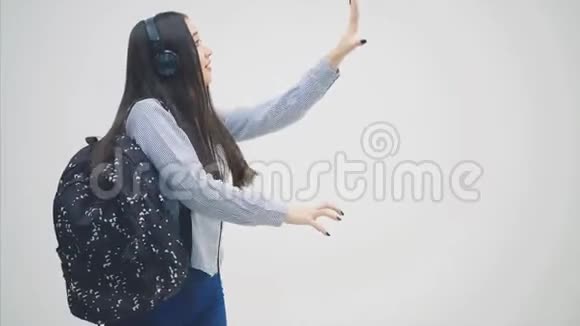 可爱的年轻亚洲女学生移动她的手仿佛触摸一堵玻璃墙视频的预览图