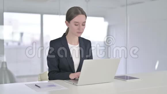 一位忙碌的年轻女商人在办公室里戴手指视频的预览图