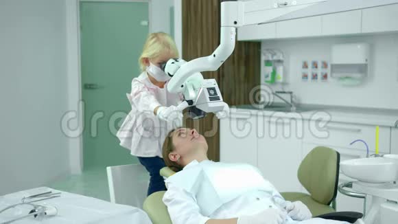小女孩看牙医的牙齿视频的预览图