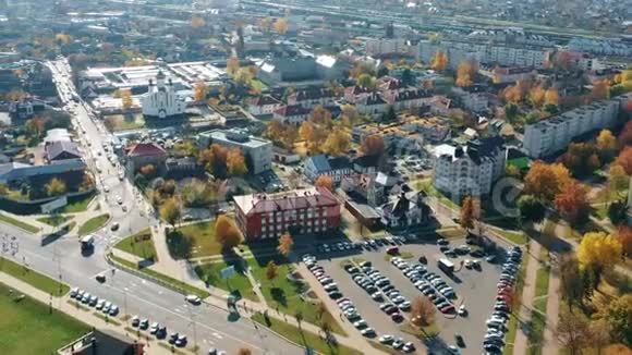 利达白俄罗斯鸟瞰城市景观天际线阳光明媚的秋日视频的预览图