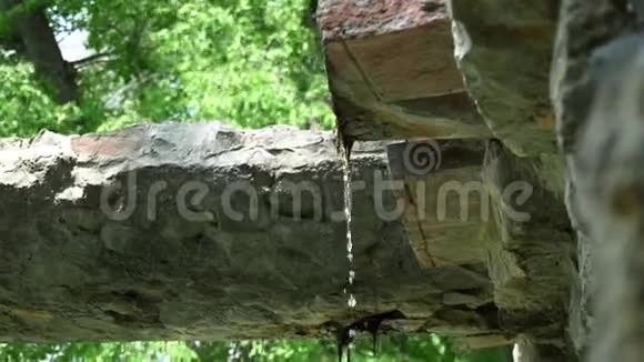 在户外公园用石头做成的小型人造瀑布视频的预览图