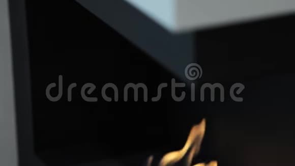 在砖壁炉里近距离拍摄温暖舒适的燃烧的火焰视频的预览图
