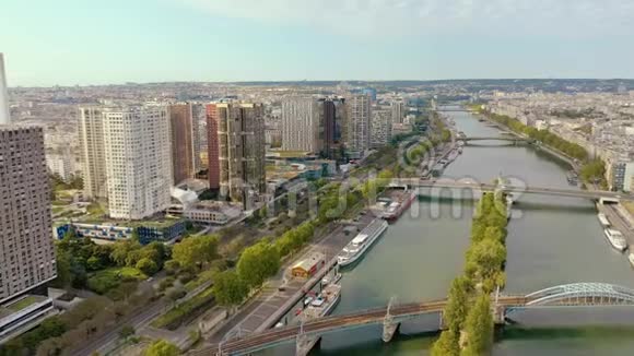 巴黎法国五月2019年空中无人机观塞纳河边与桥梁视频的预览图