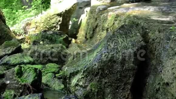 在户外公园用石头做成的小型人造瀑布视频的预览图