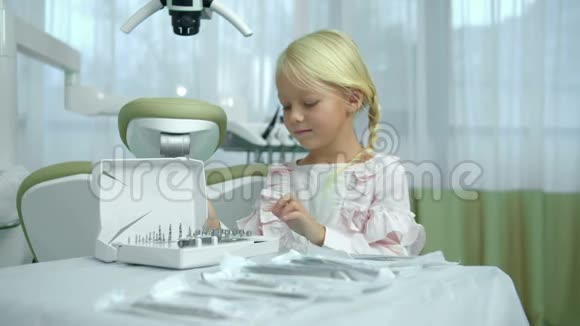小女孩在牙科箱里数细节视频的预览图