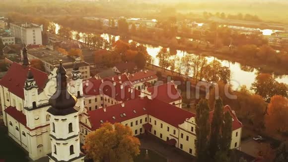 白俄罗斯布列斯特地区宾斯克秋天的早晨宾斯克城市景观天际线鸟瞰名字的大教堂视频的预览图