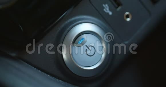 按下蓝色电源点火按钮启动停止无钥匙点火混合动力或电动汽车视频的预览图