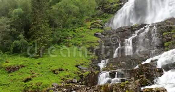沃斯霍达兰挪威瀑布Tvindefossen在春天瀑布Tvindefossoss是最大和最高的瀑布视频的预览图