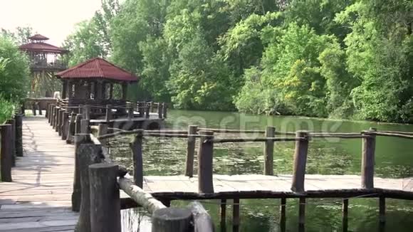 带有木制建筑的夏季公园景观视频的预览图