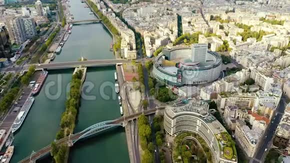巴黎法国五月2019年航空无人机观摩登建筑区在塞纳河畔的市中心视频的预览图
