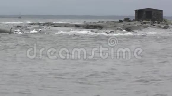 暴风雨中的小岛视频的预览图