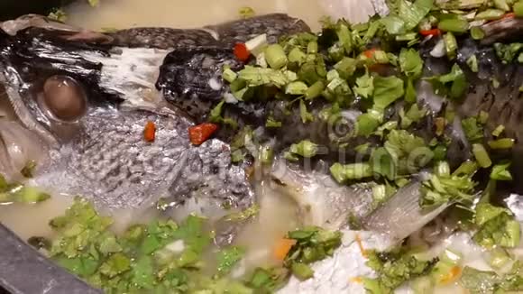 清蒸鲈鱼与香草和柠檬在白菜中的运动视频的预览图