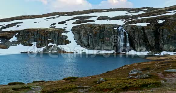 挪威奥兰兹菲杰莱瀑布和Flotvatnet湖在春天的雪景挪威夏季风景公路视频的预览图