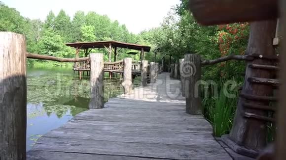 带有木制建筑的夏季公园景观视频的预览图