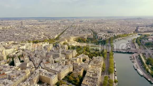 巴黎法国五月2019年空中无人机观巴黎市中心城市的历史部分有风景视频的预览图