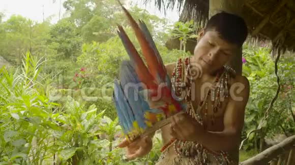部落男人做羽毛头饰视频的预览图