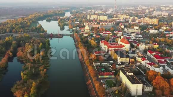 白俄罗斯布列斯特地区宾斯克秋天的早晨宾斯克城市景观天际线鸟瞰名字的大教堂视频的预览图