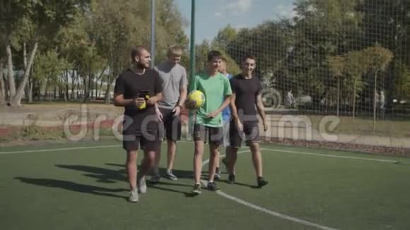 快乐的足球运动员走进足球场视频的预览图
