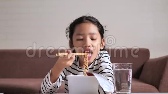 亚洲小女孩用筷子吃着美味的方便面幸福地选择焦点浅野视频的预览图