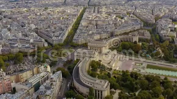 巴黎法国五月2019年空中无人机观查罗宫和特罗卡德罗花园附近的埃菲尔铁塔视频的预览图