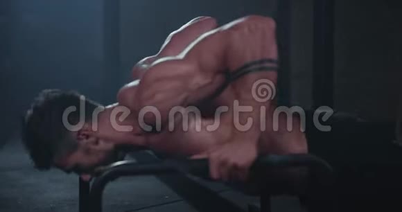 在一个现代的交叉健身班特写镜头中强壮的身体男人做俯卧撑努力工作会出汗视频的预览图