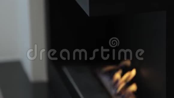 在砖壁炉里近距离拍摄温暖舒适的燃烧的火焰视频的预览图