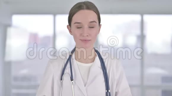 有魅力的年轻女医生用手指说不的画像视频的预览图