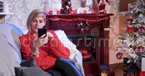 圣诞节那天年轻女子在网上购物视频的预览图
